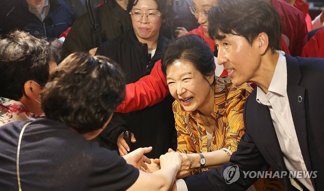 대구 칠성시장 찾은 박근혜 전 대통령