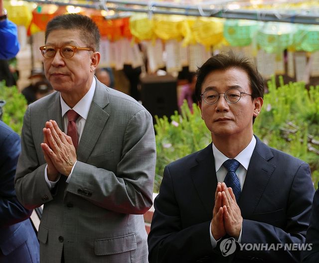 합장하는 전재수·박형준