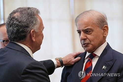 샤리프 파키스탄 총리(오른쪽)
