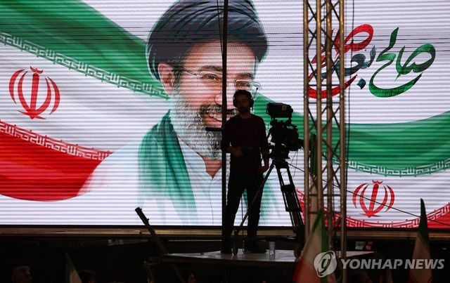 이란 최고지도자 아야톨라 모즈타바 하메네이 이미지