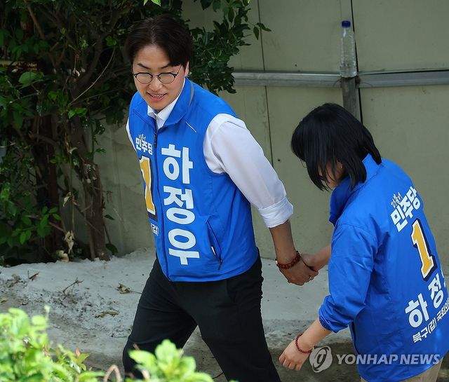 아내 손잡고 사찰 찾은 하정우 후보