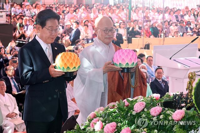 이재명 대통령, 봉축법요식 헌등