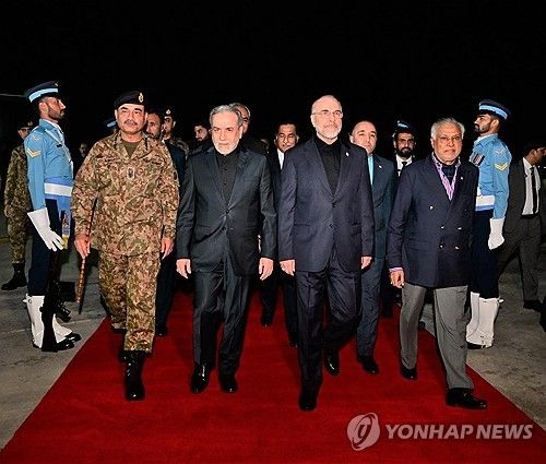 지난달 미국과 휴전 협상 위해 파키스탄에 도착한 갈리바프 의회 의장, 아라그치 외무장관 등 이란 대표단[EPA=연합뉴스 자료사진. 재판매 및 DB 금지]
