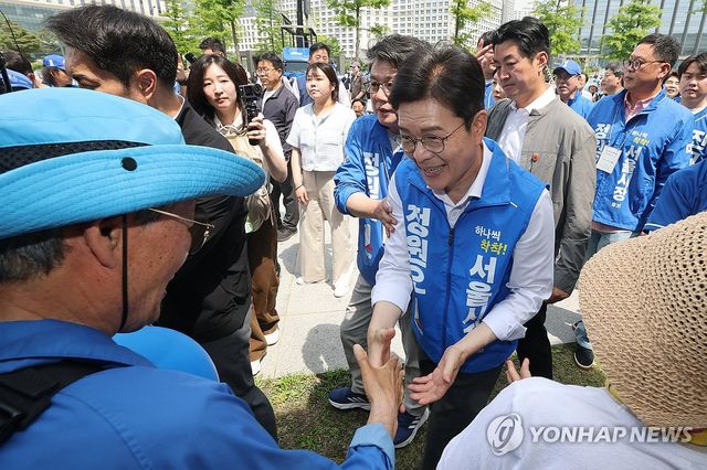 유권자들과 인사 나누는 정원오 후보
