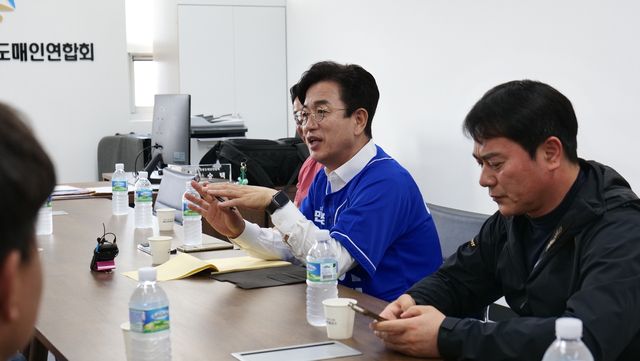 상인들과 간담회하는 허태정 후보 