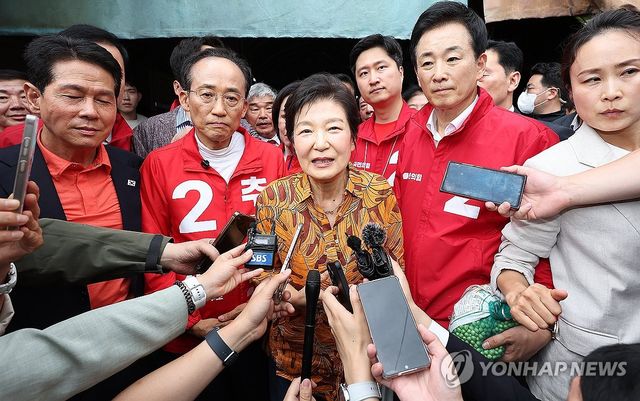 취재진 질문 받는 박근혜 전 대통령