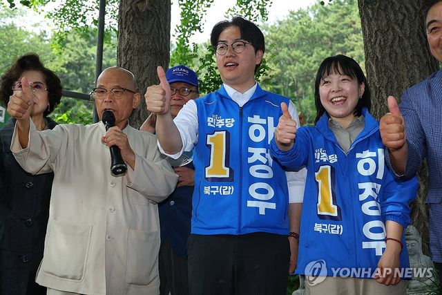 하정우 '사찰에서 엄지'