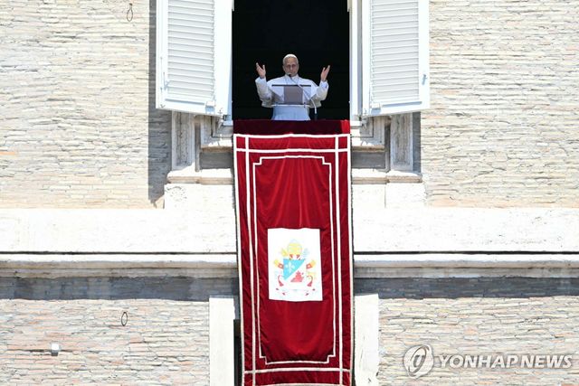 사도궁 창문에서 인사하는 레오 14세 교황