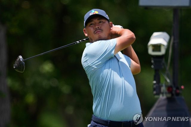 티샷 날리는 김시우