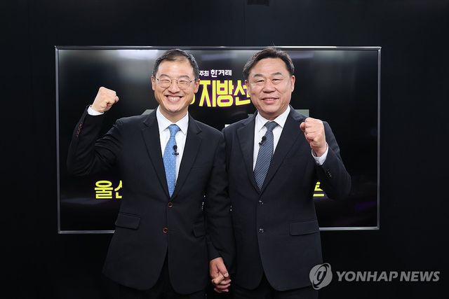 단일화 토론회에서 기념 촬영하는 김상욱·김종훈 울산시장 후보