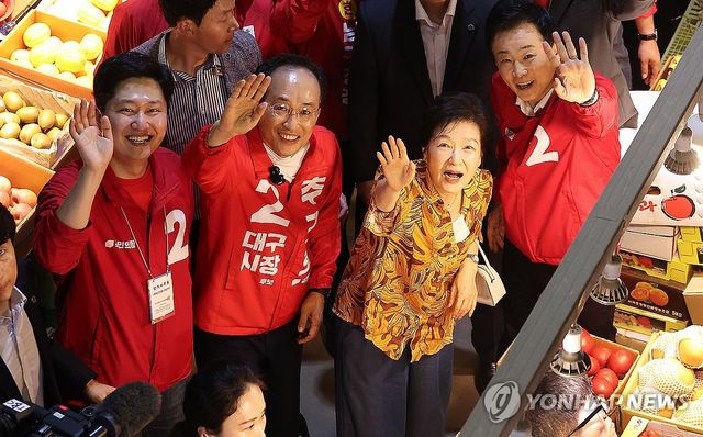 박근혜 전 대통령, 추경호 후보와 칠성시장 유세