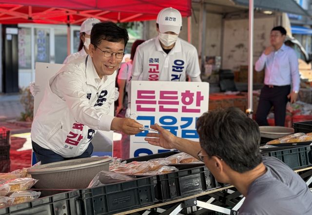지지 호소하는 윤건영 후보