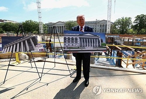 백악관 연회장 공사현장의 트럼프