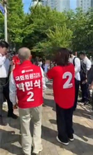 박민식(왼쪽) 후보를 지원 온 김민전 국민의힘 의원이 "여기 잘생긴 오빠 많아요"라고 말한 유튜브 영상 장면. [김민전TV 캡처. 재판매 및 DB 금지]