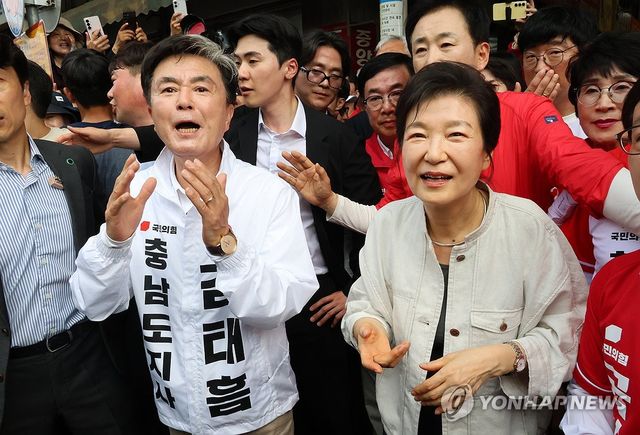 공주 산성시장 방문한 박근혜