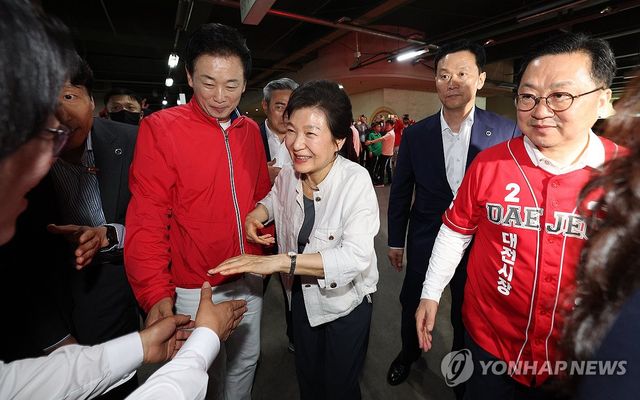 지지자들과 인사하는 박근혜 전 대통령