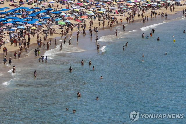 스페인의 붐비는 해변