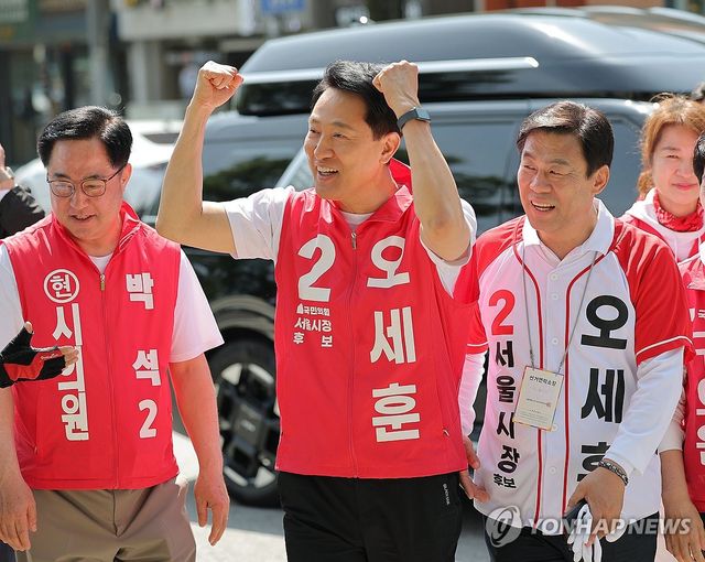 연휴 도봉산 등산로 찾은 오세훈 후보