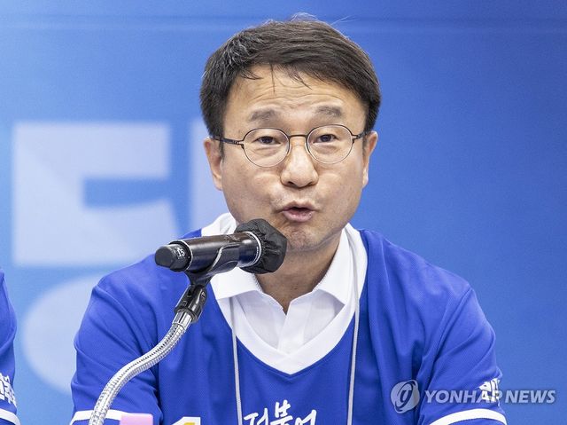민주당 중앙선거대책위에서 발언하는 한병도 상임선대위원장