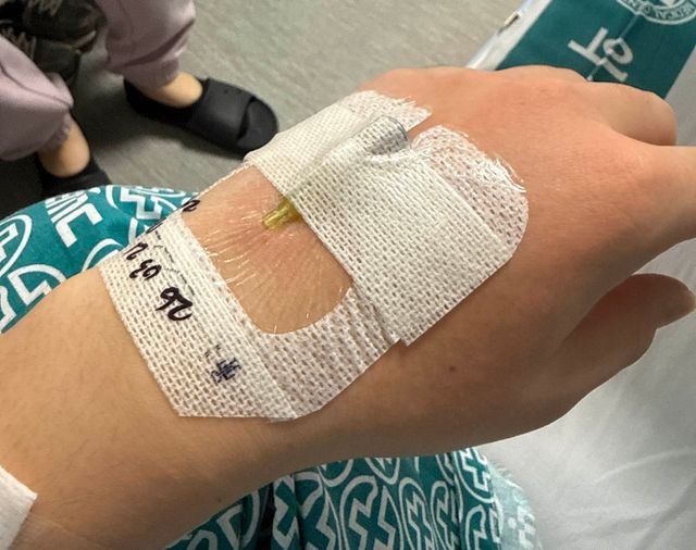 횡문근융해증 치료를 받는 병사 모습