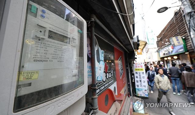 서울 시내의 건물 외벽에 설치된 전기계량기 모습. [연합뉴스 자료사진]