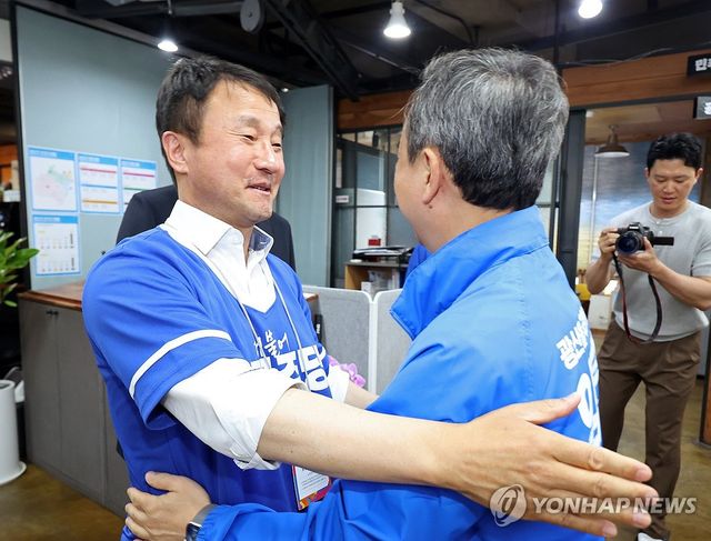 임문영 후보와 포옹하는 한병도 공동상임선대위원장