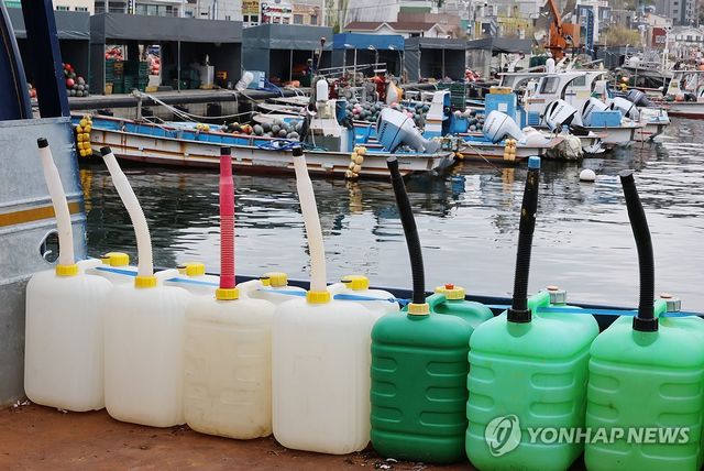 (부산=연합뉴스) 박성제 기자 = 면세유 가격이 오른 첫날인 1일 오전 부산 기장군 대변항에서 한 어민의 트럭에 기름통이 놓여 있다. 2026.4.1 psj19@yna.co.kr