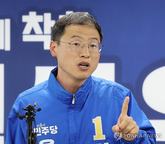 취재진 질문에 답하는 김상욱 후보