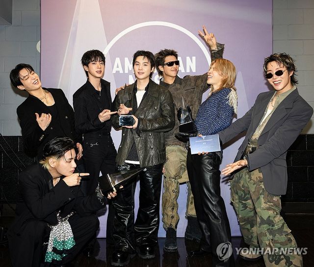 BTS, AMA서 두 번째 대상 등 3관왕