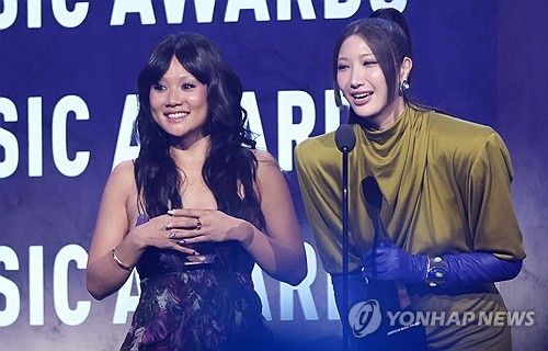 '골든'을 부른 레이 아미(좌)와 이재(우)