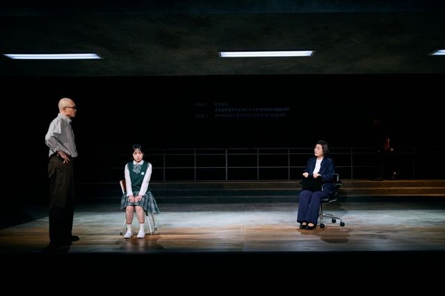 두산아트센터 연극 '원칙'