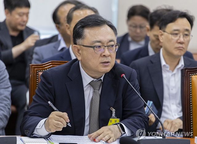 질의에 답하는 김성보 서울시장 권한대행