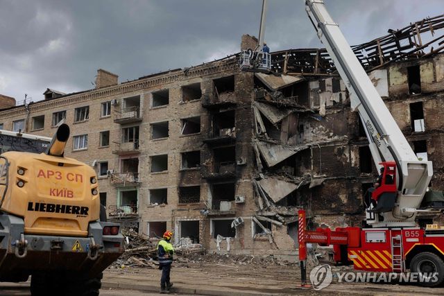 러시아 공격에 무너진 우크라이나 아파트