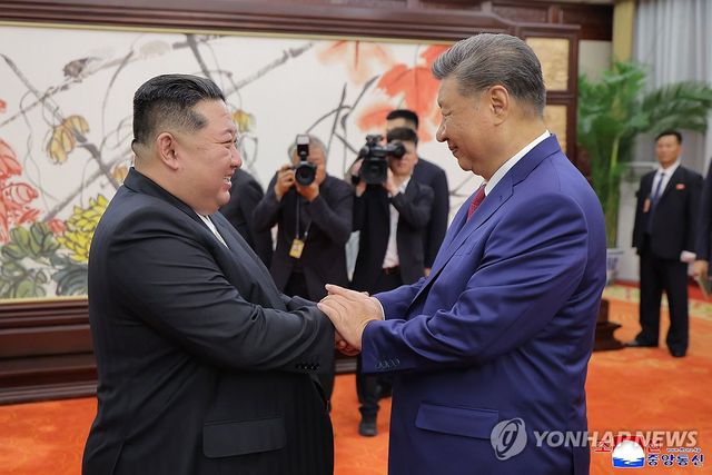 2025년 9월 베이징에서 만난 김정은과 시진핑