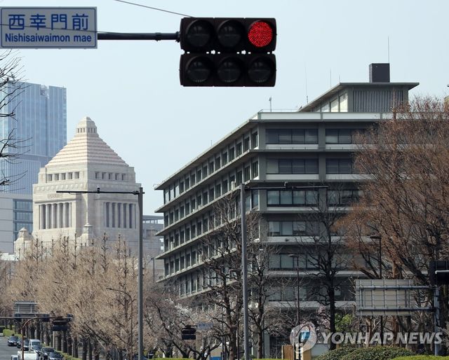 일본 국회의사당과 외무성 청사(오른쪽)