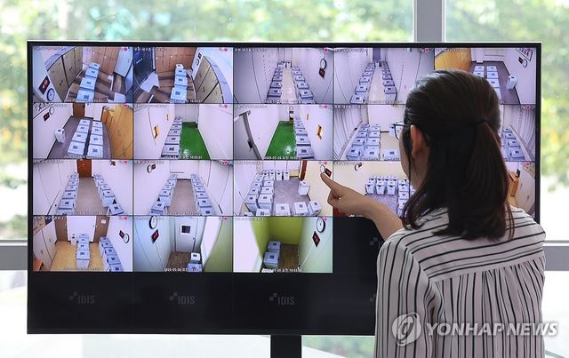 우편 투표함 모니터링하는 선관위 직원