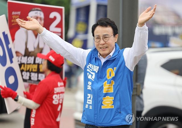 시민과 인사하는 이남호 전북교육감 후보