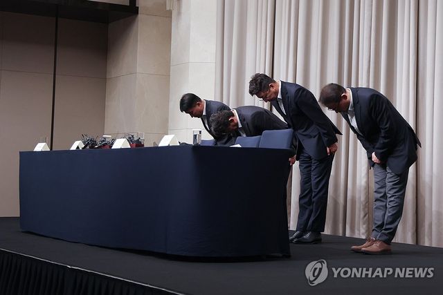 스타벅스 '탱크데이' 논란 사과하는 신세계 임원진