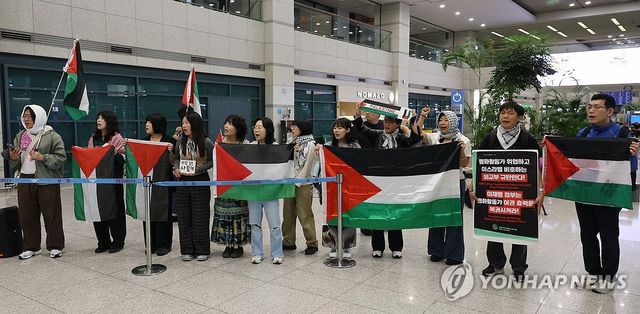 인천공항서 구호 외치는 활동가들