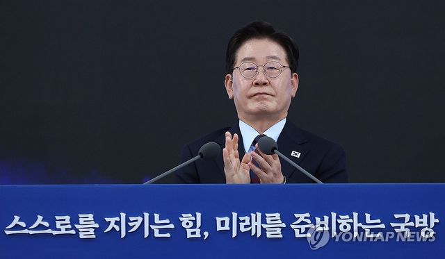 박수치는 이재명 대통령