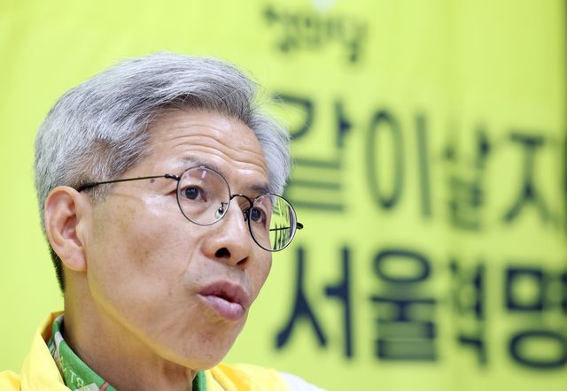 인터뷰하는 정의당 권영국 서울시장 후보