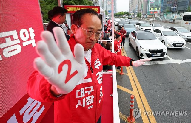 출근길 인사 나선 추경호 후보