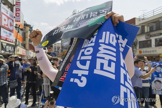유세장에서 정청래 대표 반대 기습시위