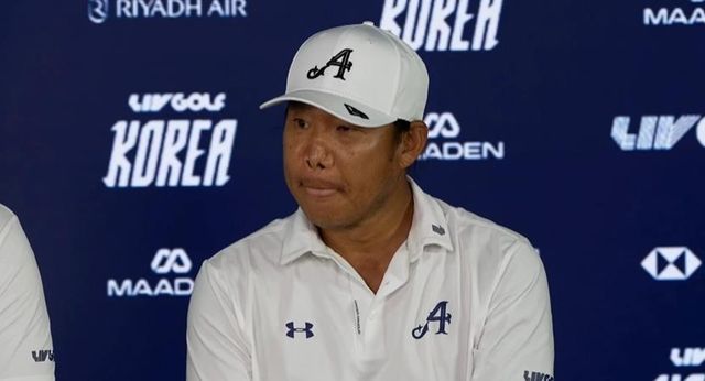 질문 듣는 앤서니 김