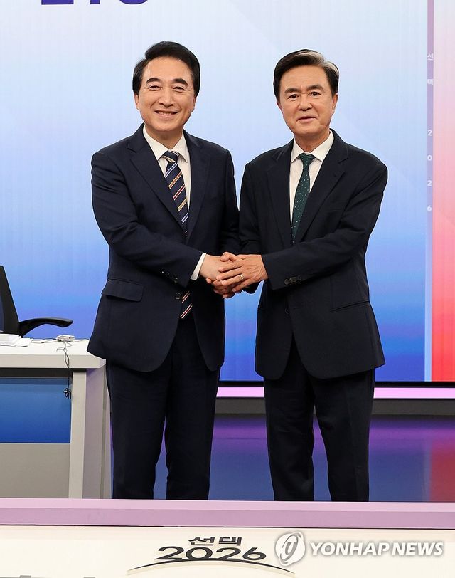 악수하는 박수현-김태흠