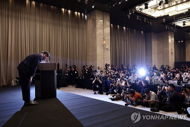 사과 인사하는 정용진 회장