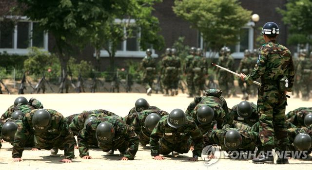 '체력단련 얼차려' 받는 훈련병