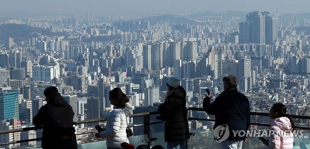 서울 남산에서 시민들이 집합건물 중심 지역을 바라보고 있다.