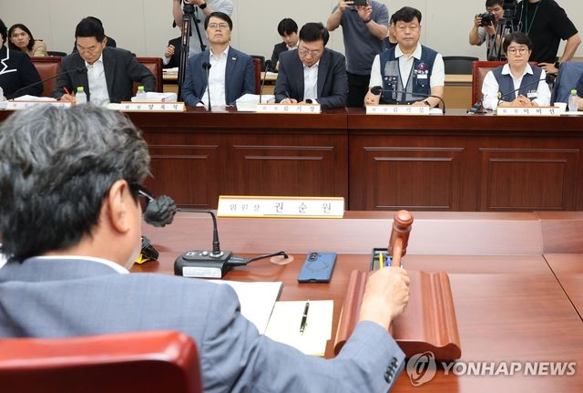 최저임금위 2차 전원회의 주재하는 권순원 위원장