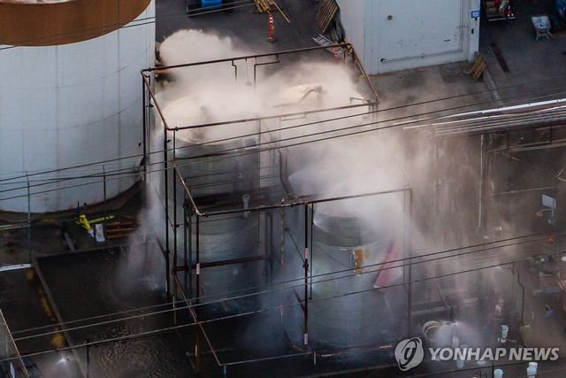 미국 캘리포니아주 가든그로브 GKN 에어로스페이스 탱크에 물을 뿌리는 소방대원들